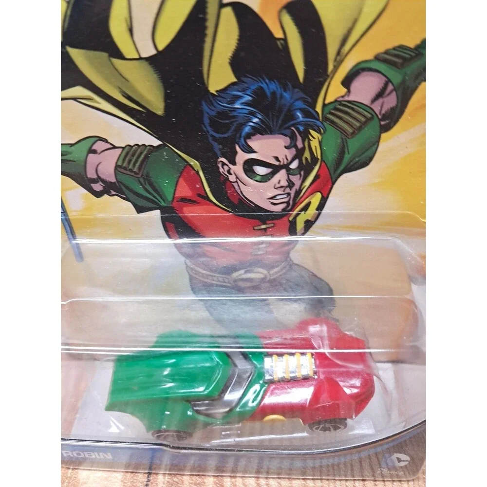 2014 Hot Wheels DC COMICS ROBIN DIECAST Scale 1:64 NEW